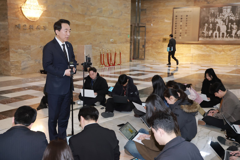 민주당 의총 "합당 현 상황서 추진 ...