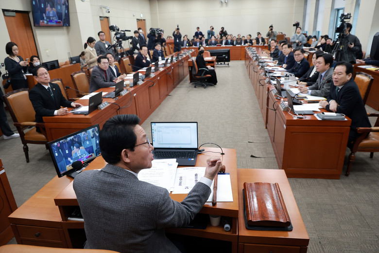 국회 대미투자특별법특위 시작부터 파행...